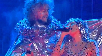 Miley Cyrus se une a The Flaming Lips en el show de Conan