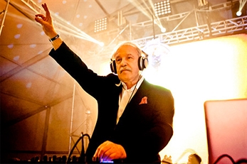 Britney Spears y Kylie Minogue colaboran con Giorgio Moroder