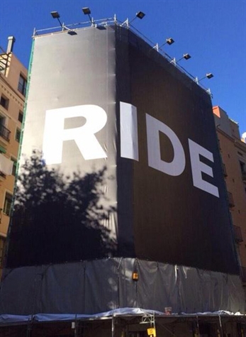 Aparece una nueva lona en Barcelona con el nombre de Ride