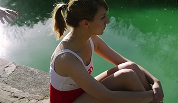 Fee Reega como en un cuadro romántico