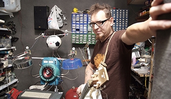 Música con aparatos electrónicos vintage en el Festival 8 Bits