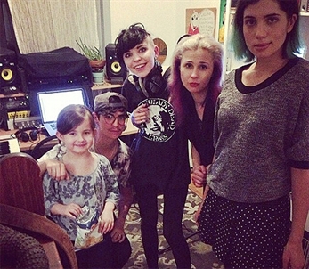 Dos Pussy Riot trabajan con JD Samson de Le Tigre