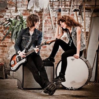 Videoclip en directo de Niña Coyote Eta Chico Tornado