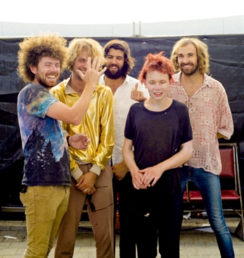 Pond publican el (psicodélico) videoclip de "Sitting Up on Our Crane"