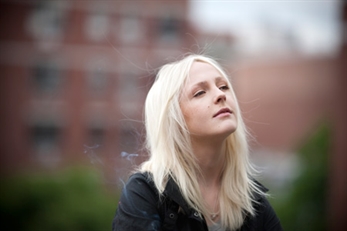 Vuelve Laura Marling con "Short Movie"