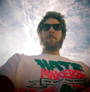 Dj Koo y el club de los diferentes