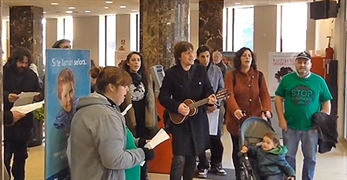 Nacho Vegas realiza un escrache musical en una sede de Cajastur