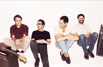 Delorean, Anni B Sweet y Delacruz tocan por Spanish Bombs