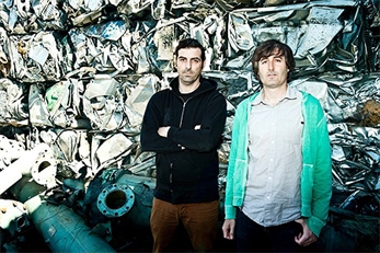 Bisagra le ponen imágenes a "La vida"