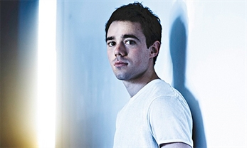 Avigdor Zahner-Isenberg se carga a Avi Buffalo