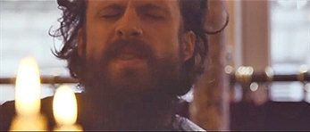 Father John Misty en un café parisino