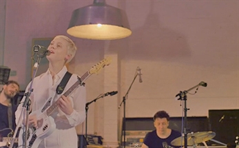 Laura Marling, eléctrica en "False Hope"