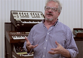 Mark Mothersbaugh enseña su colección de sintetizadores