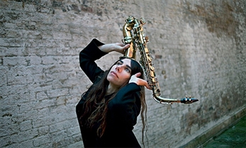 PJ Harvey vende las letras de su nuevo disco