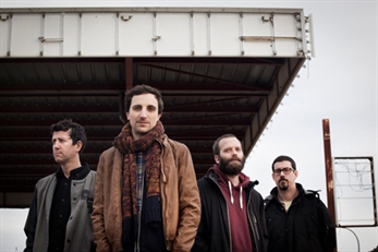 Escucha a Bullitt interpretando "Standing In A Circle"