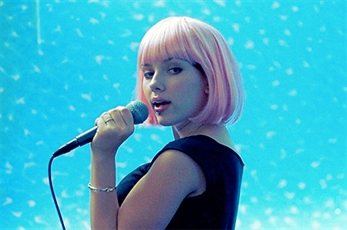 Scarlett Johansson y Este Haim obligadas a cambiarle el nombre a su grupo