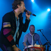 Coldplay ha nacido para moverse con soltura por los escenarios