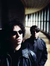 Echo and The Bunnymen brillan como estrellas de la oscuridad