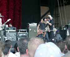 ATACAN AL NUEVO BAJISTA DE WEEZER