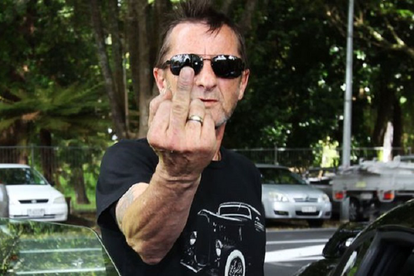 El batería de AC/DC se declara culpable de amenazas de muerte, posesión de drogas