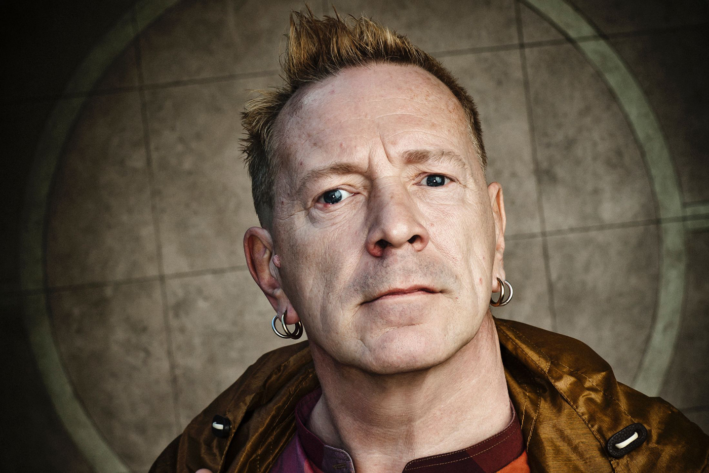 John Lydon no deja títere con cabeza