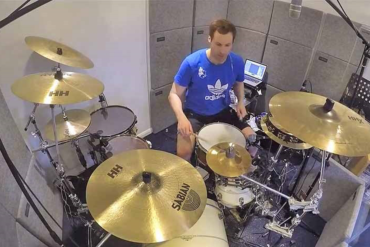 Petr Cech, el portero del Chelsea, interpreta a Vetusta Morla