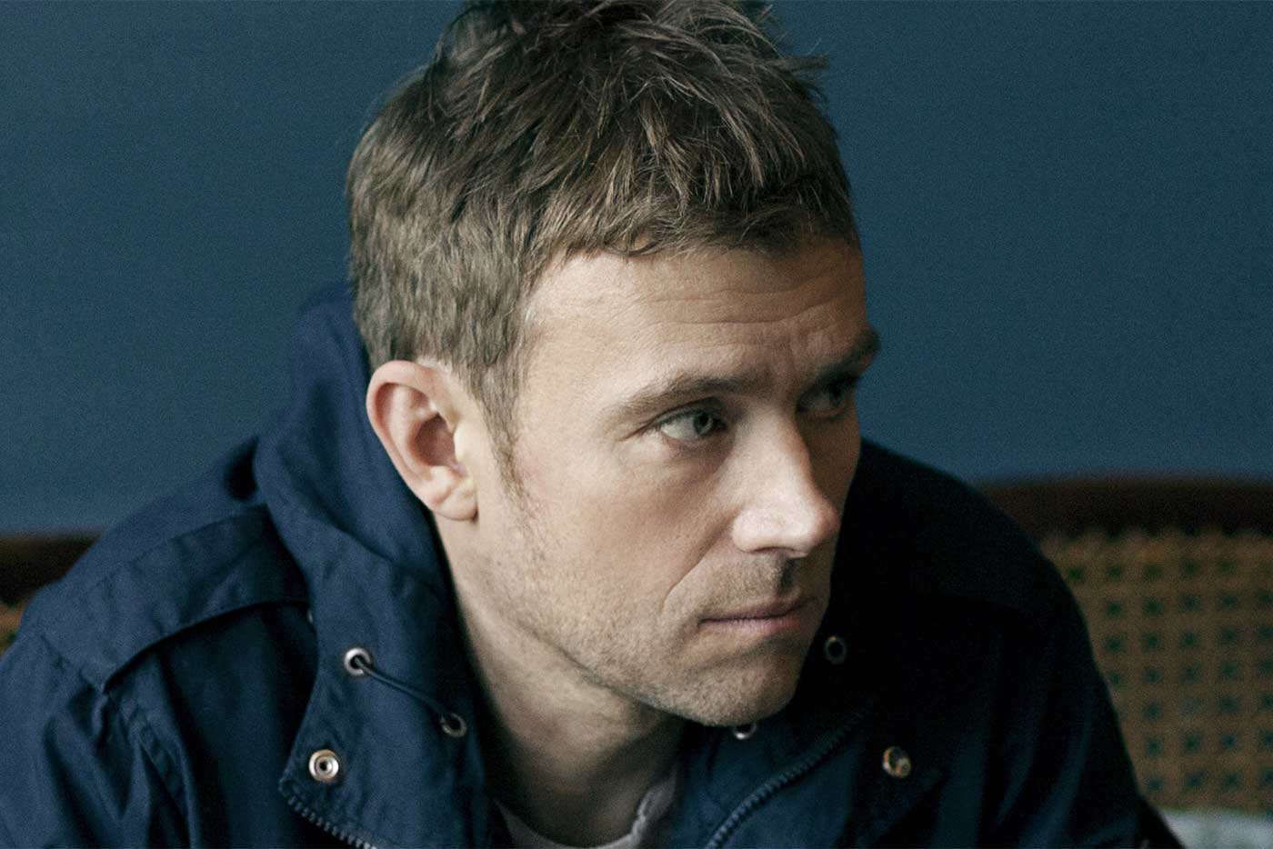 Damon Albarn, escoltado fuera del escenario