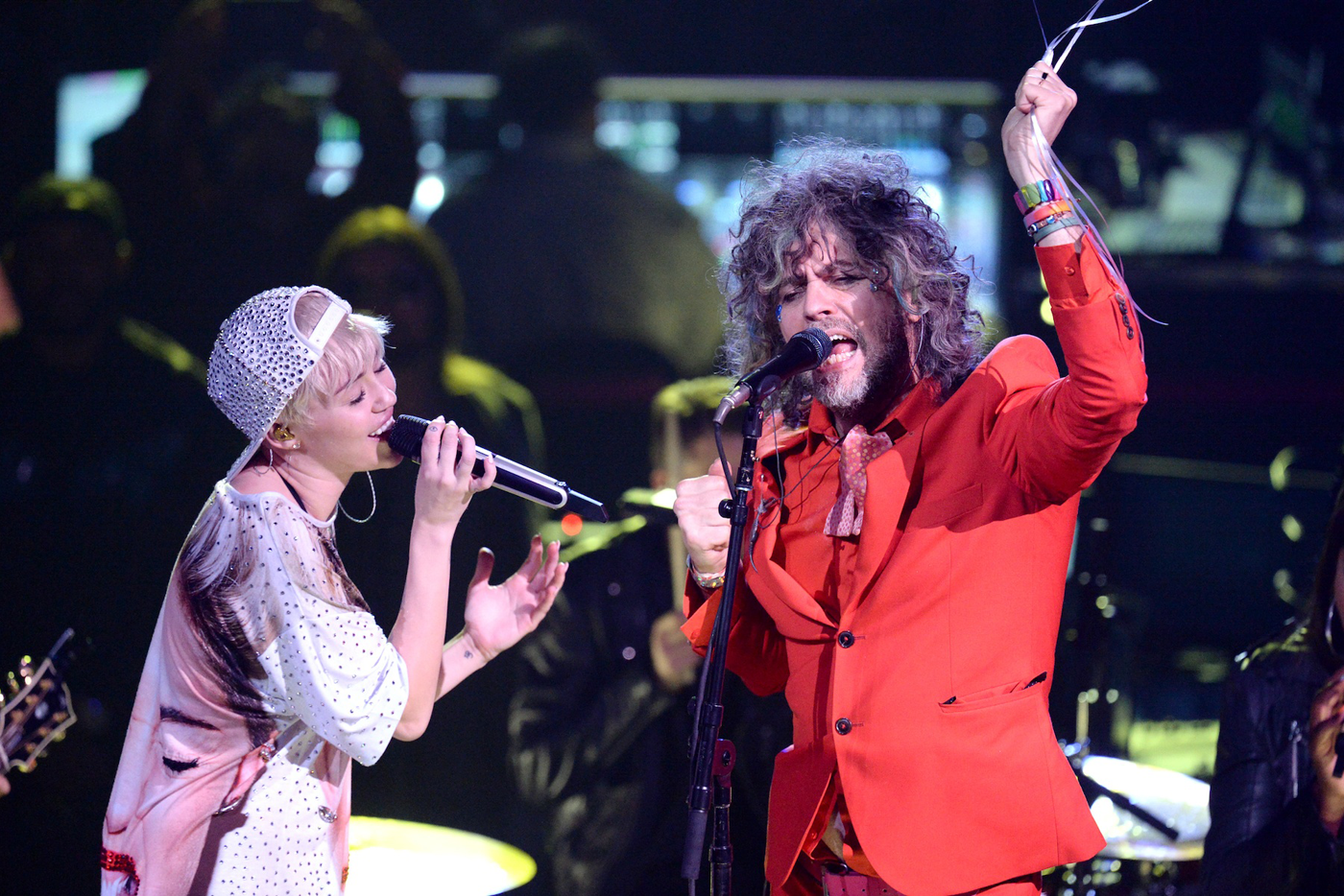 Miley Cyrus lanza por sorpresa un disco con los Flaming Lips