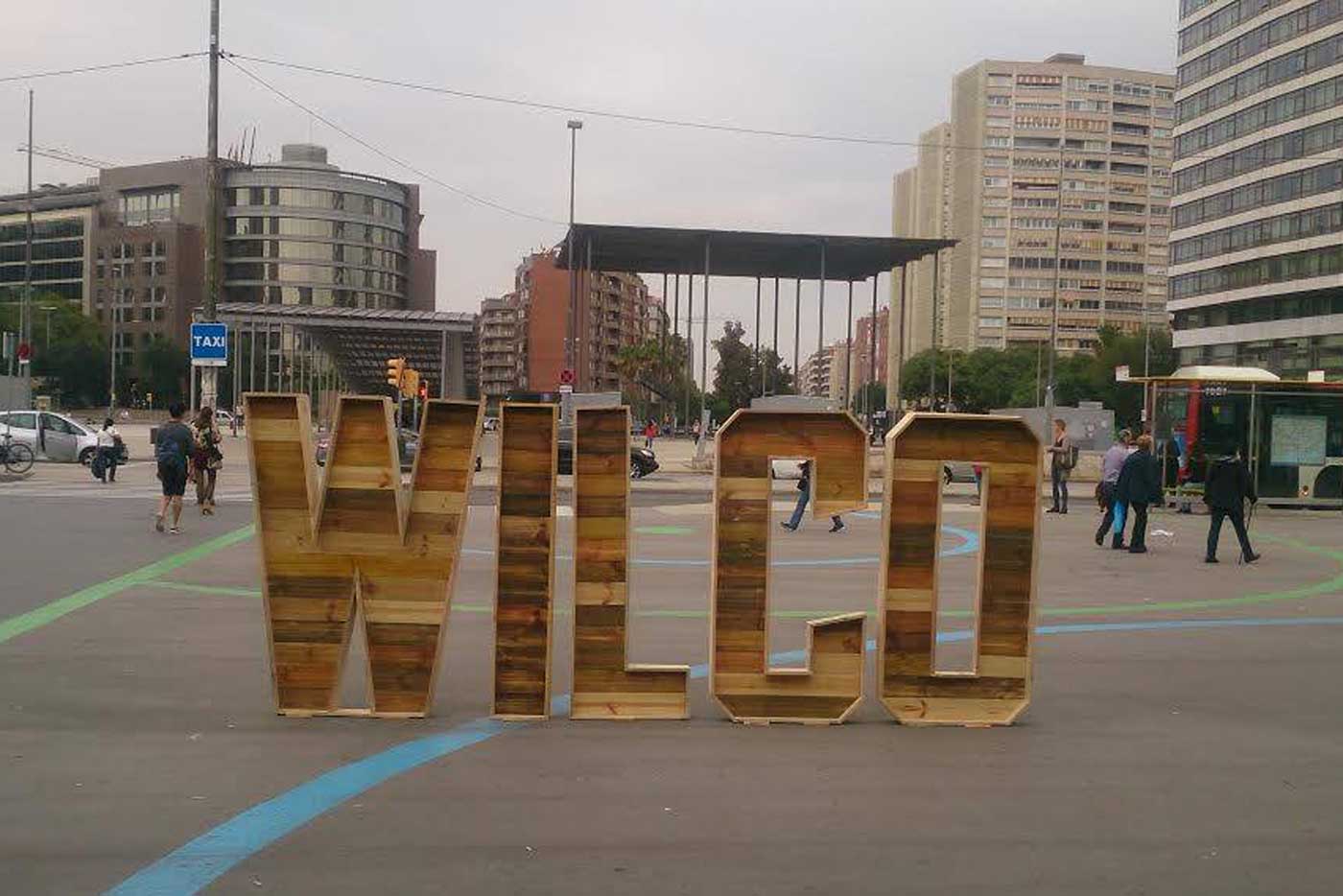 Aparecen en Barcelona unas letras gigantes de Wilco