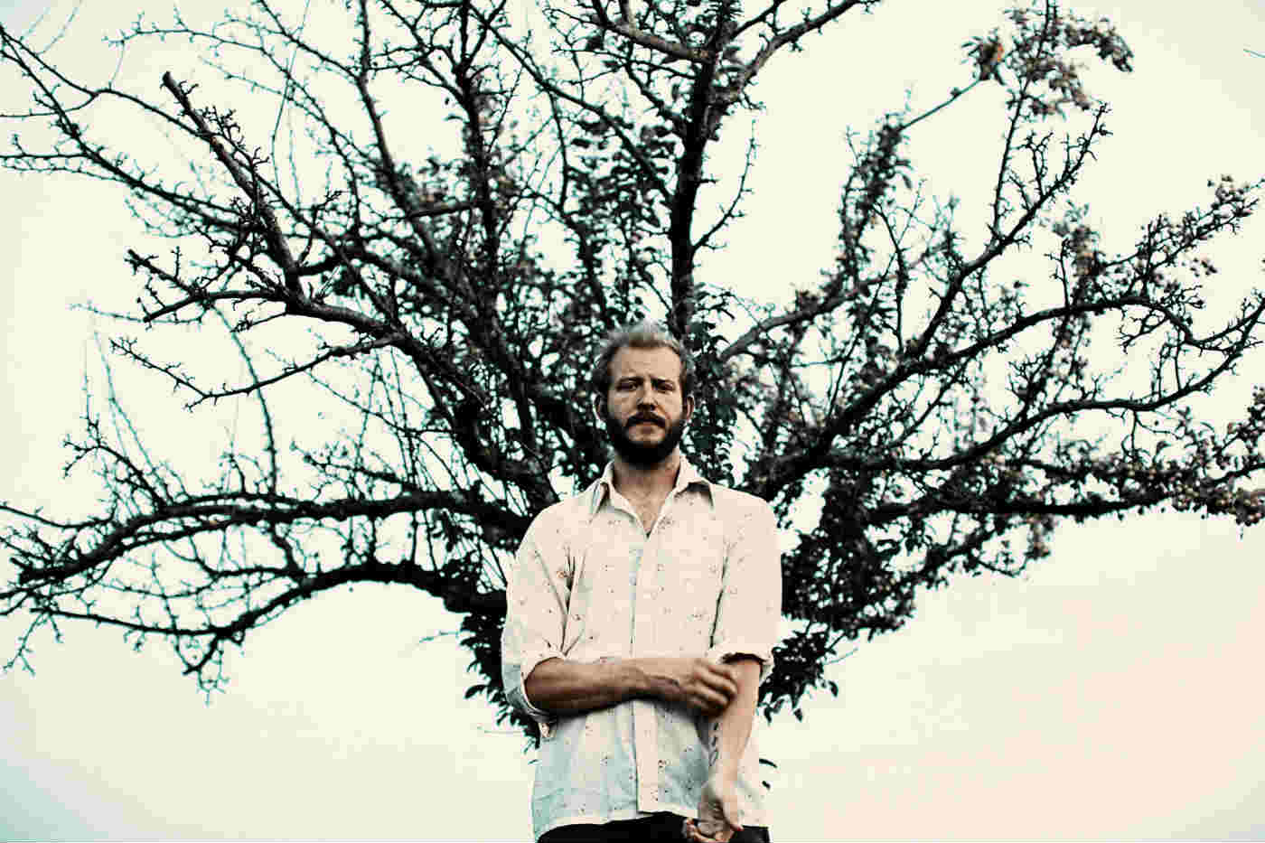 Bon Iver presenta "Things Behind Things" en un acto pro-Bernie Sanders