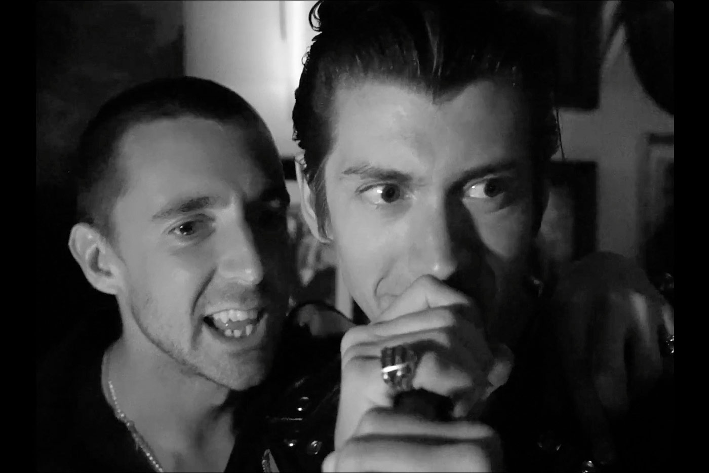 Nuevo adelanto de The Last Shadow Puppets, esta vez en francés