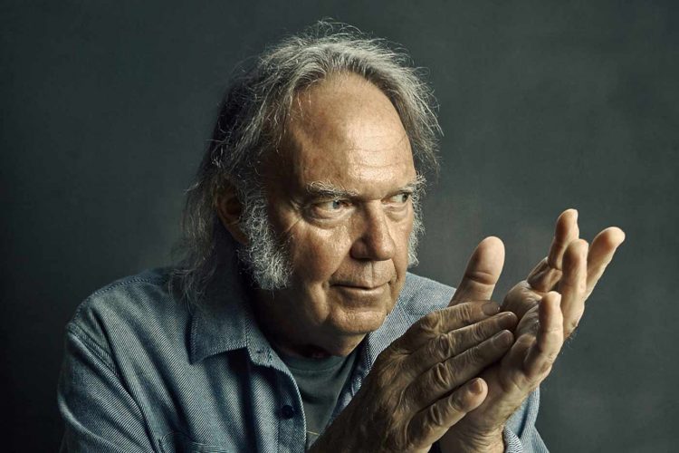 Neil Young pone voz a una campaña para salvar a las pequeñas salas