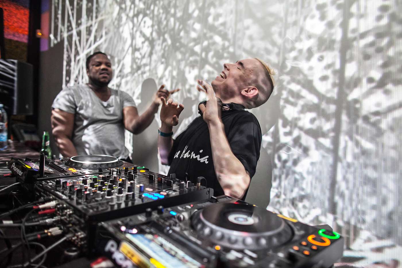 Sinjin Hawke estará en Razzmatazz en marzo