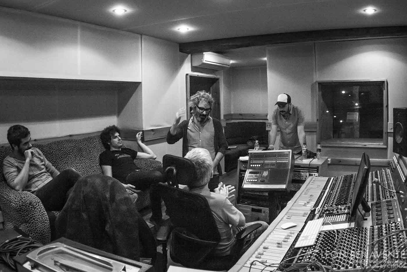 León Benavente y Bunbury publican 'Televisión'