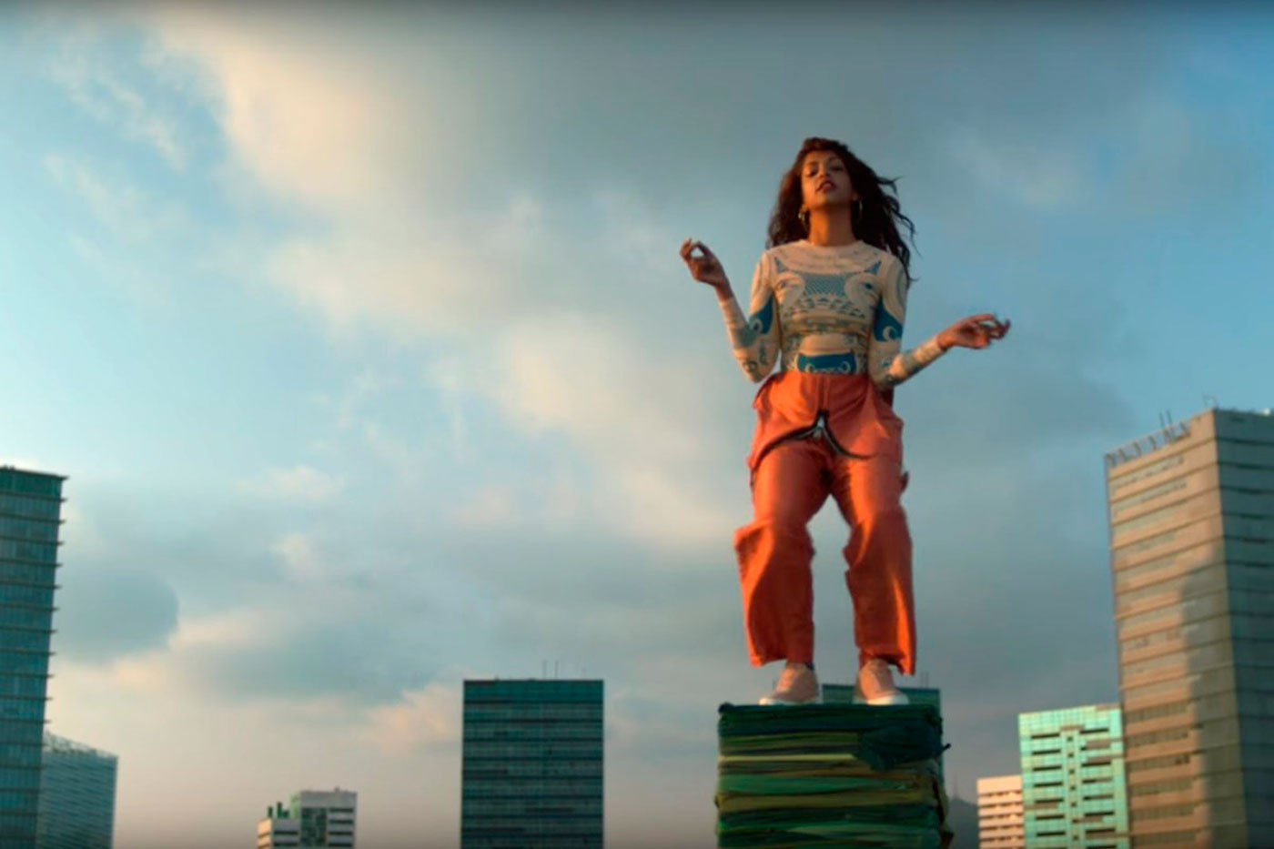 M.I.A. lanza "Rewear It" para su campaña de reciclaje con H&M
