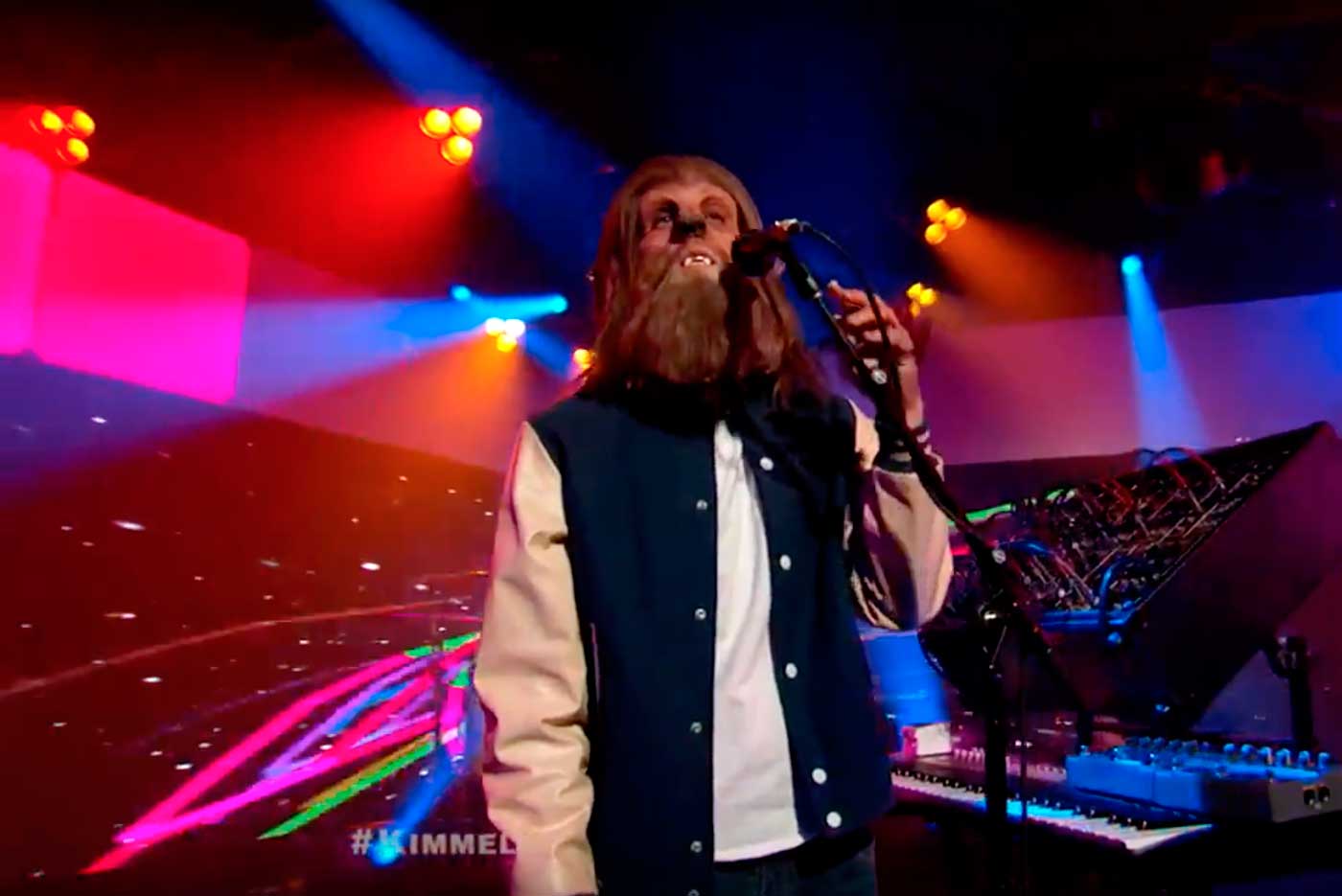 M83 se convierte en hombre lobo adolescente en Jimmy Kimmel