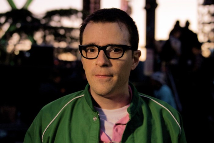 Weezer estrenan “We Might As Well Be Strangers“ con Karly Hartzman (Wednesday)