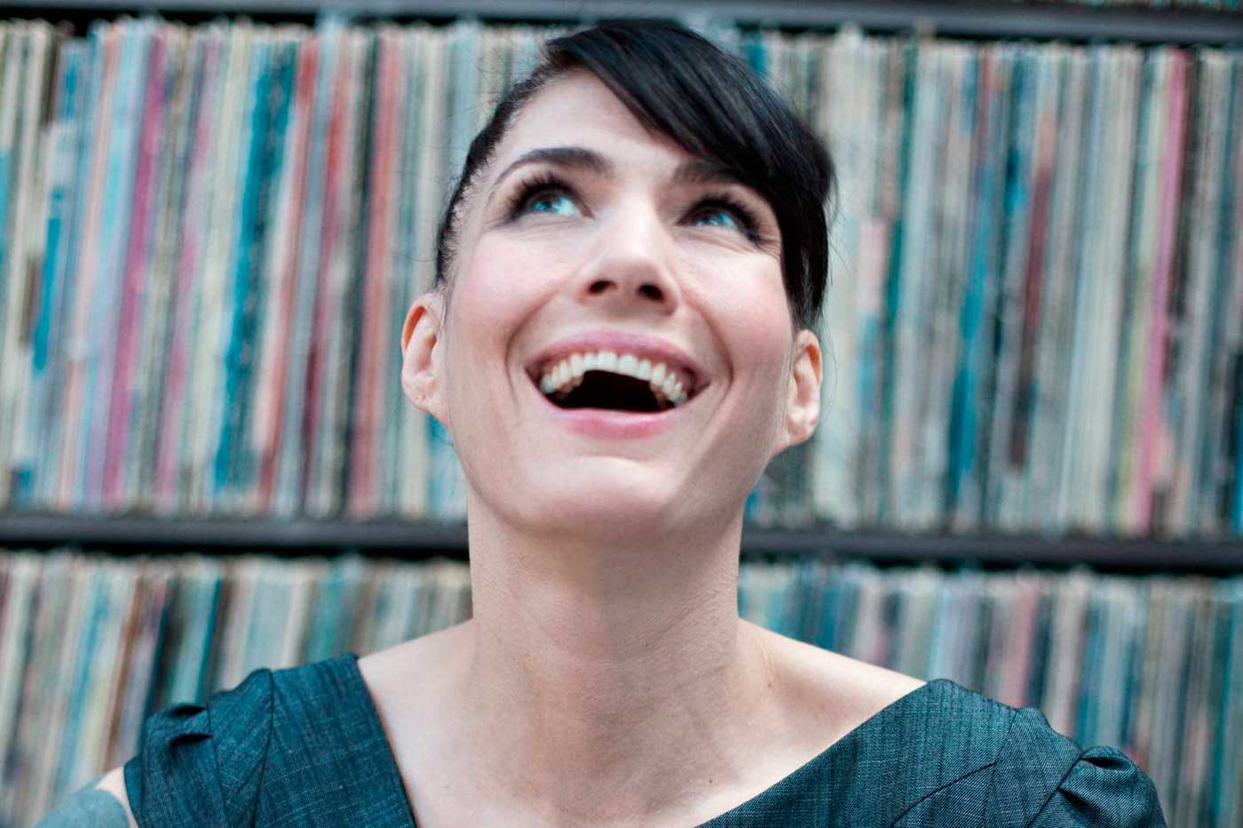 Kathleen Hanna versiona "Dancing In The Dark" en acústico