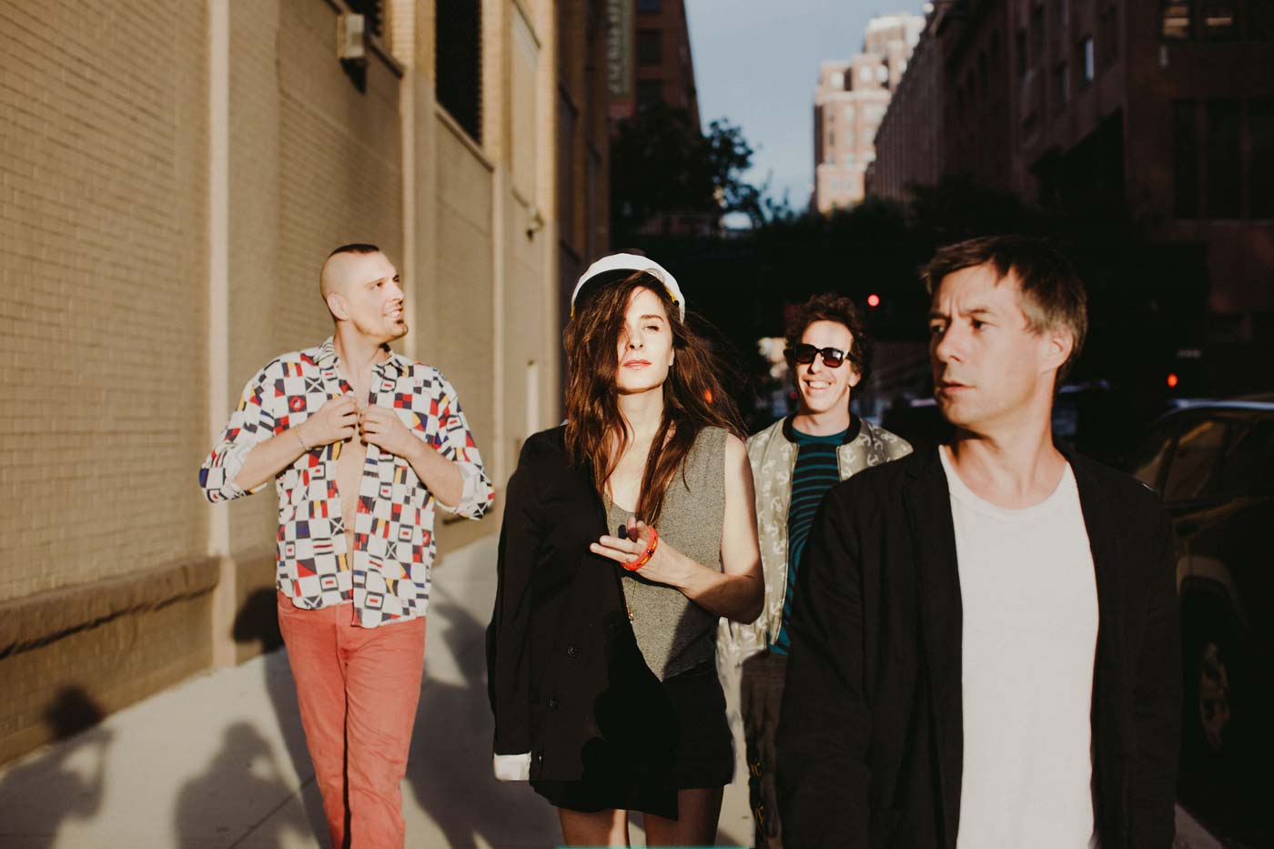 Brazilian Girls preparan material después de 9 años