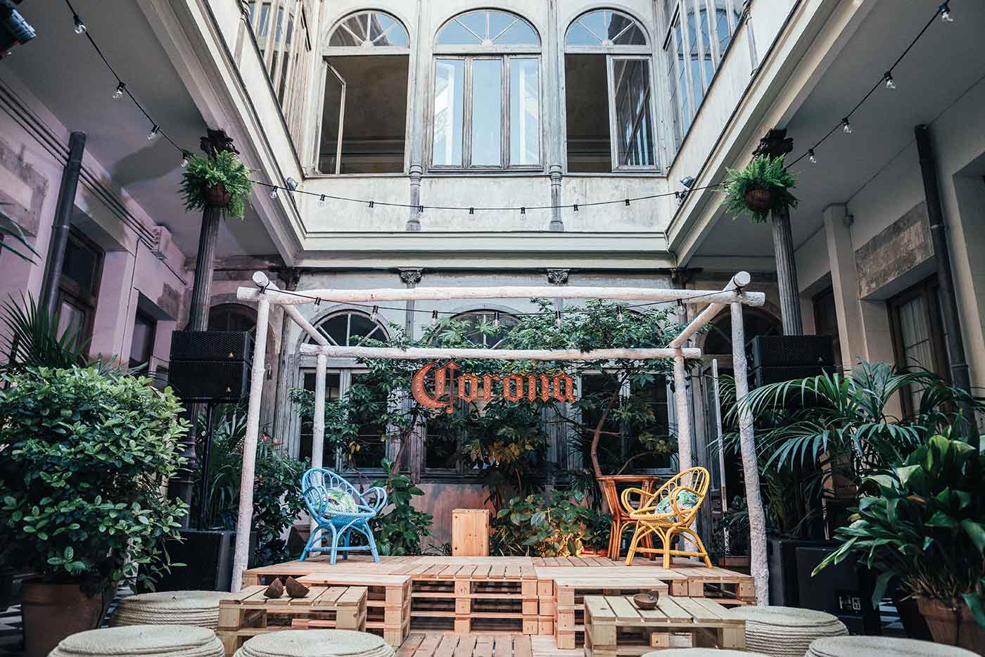 Viva Suecia, Luthea Salom y Maika Makovski inauguran la Casa Corona