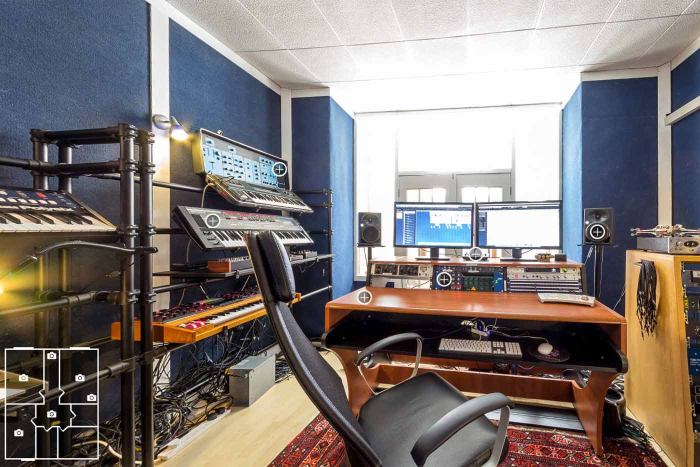 Chvrches nos invitan a su estudio a través de 360º Studio Tour