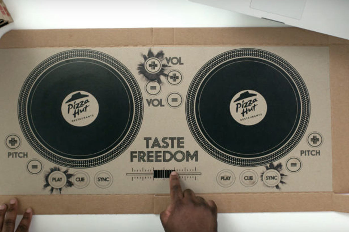 Pizza Hut crea la primera mesa de mezclas hecha con la caja de cartón de las pizzas