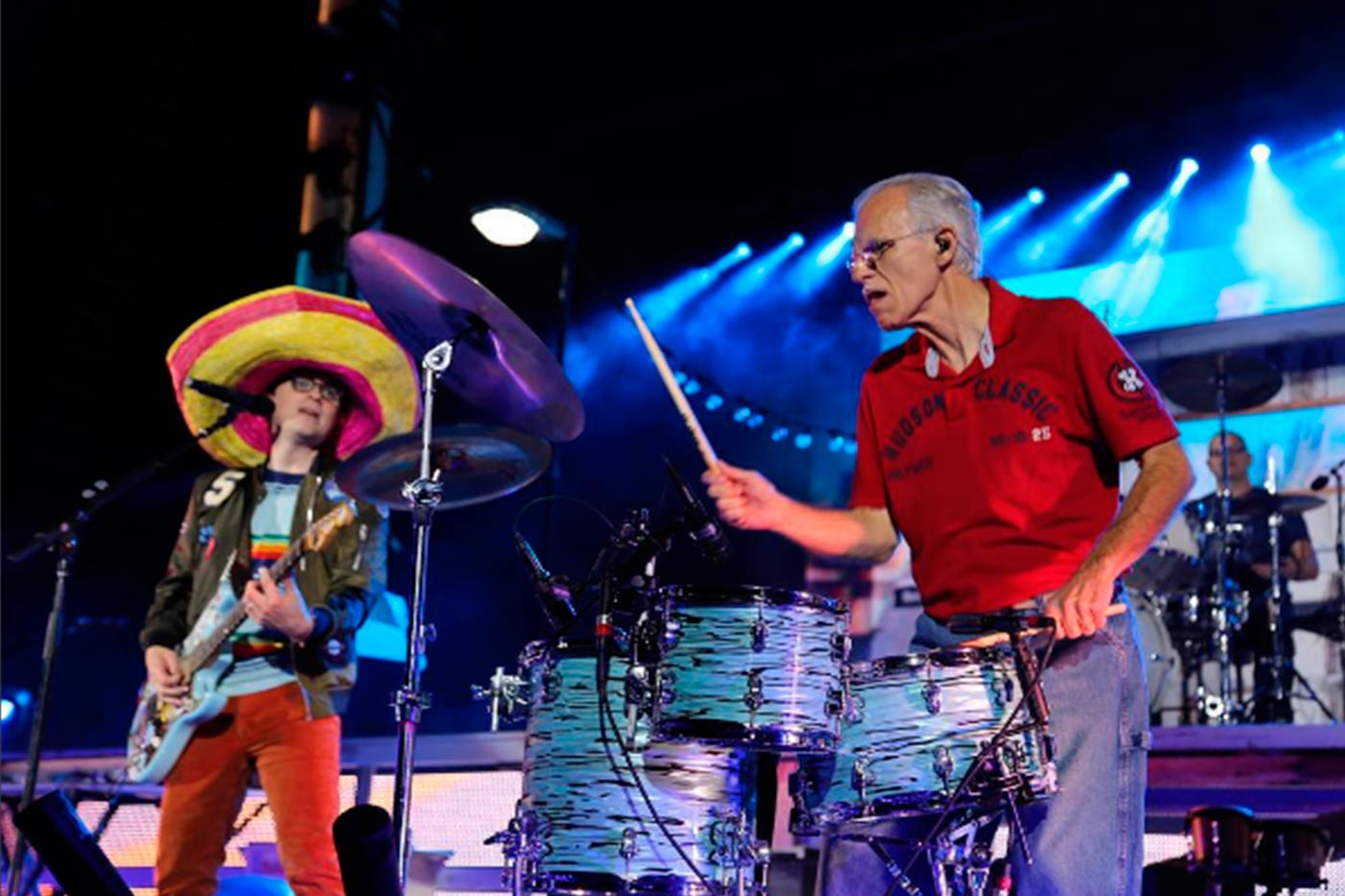 Rivers Cuomo (Weezer) sube a su padre y su hija al escenario