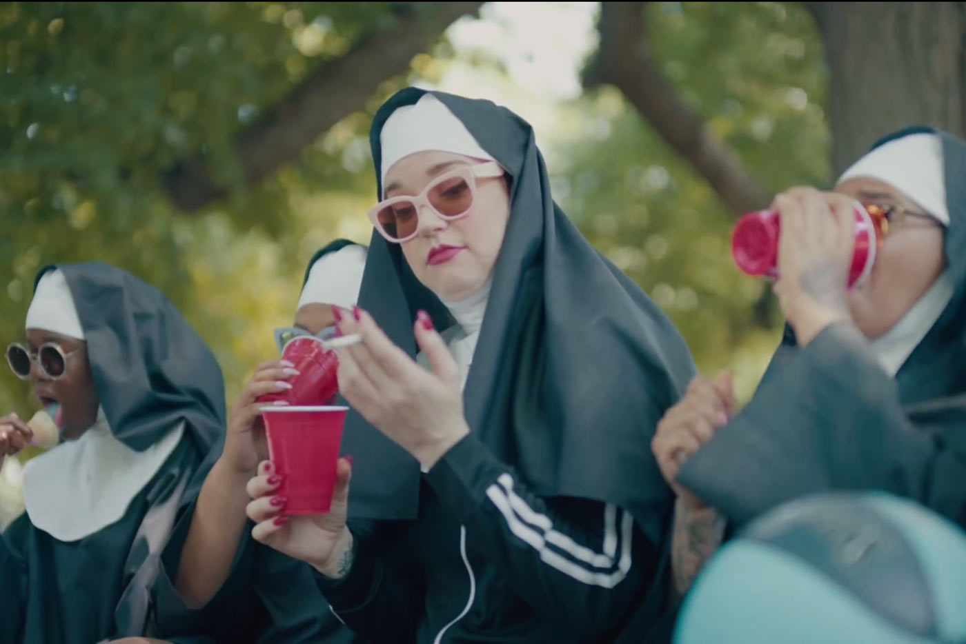 Fiesta de monjas en el nuevo vídeo de Anna Wise