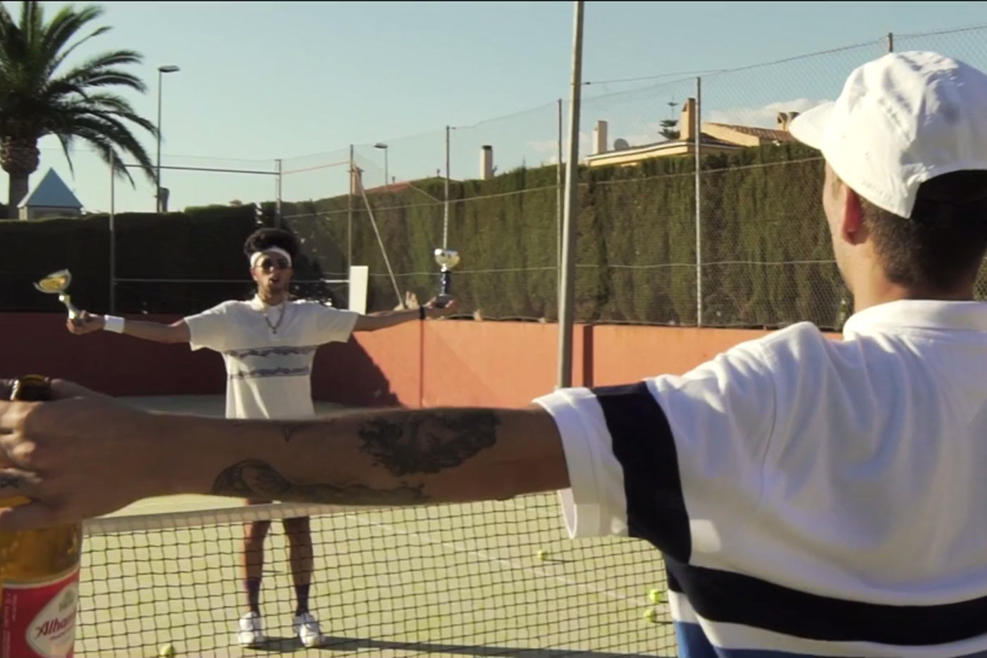 Rels B se enfrenta a Bejo (en tenis) en su último videoclip