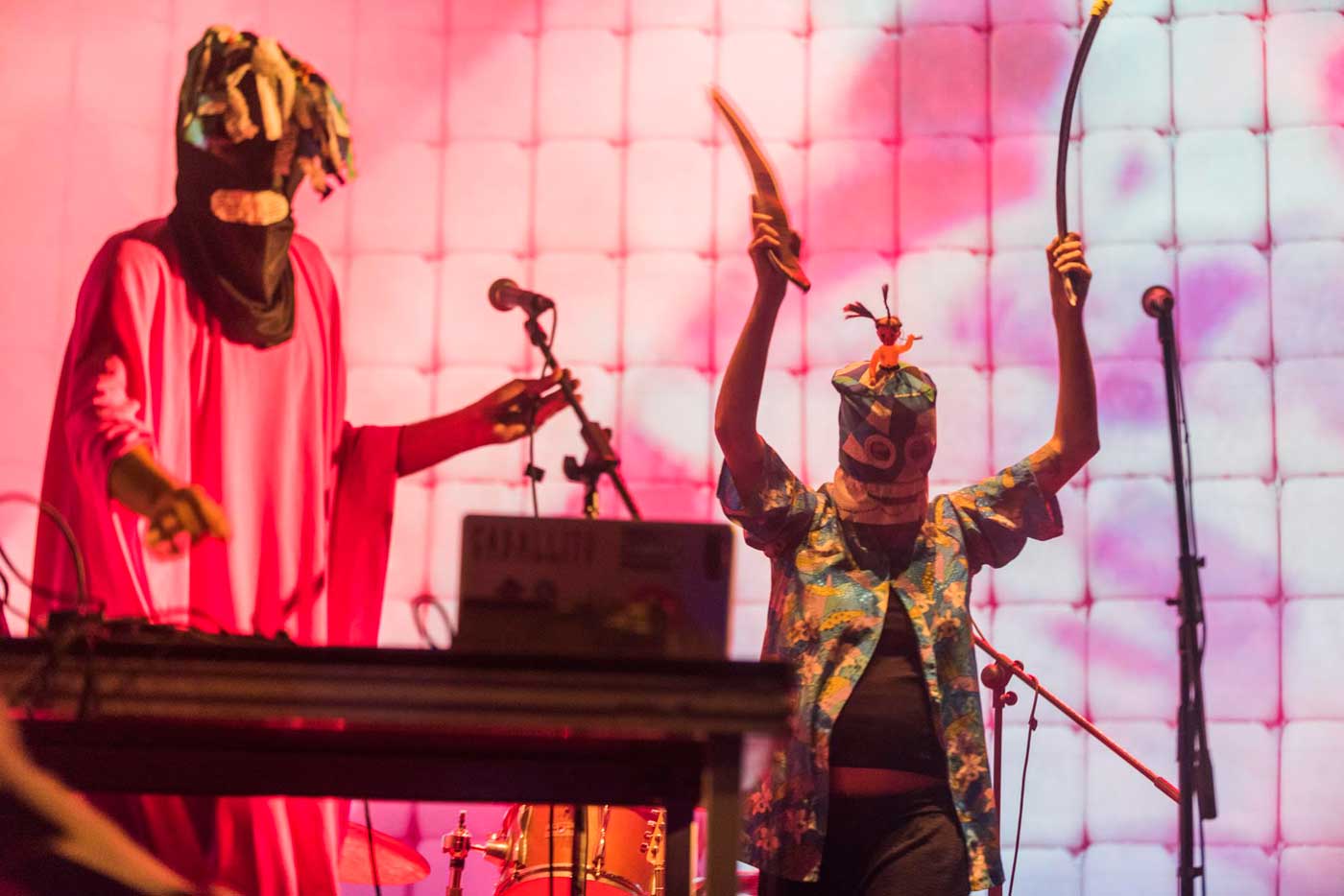 Fiesta lisérgica en forma de tanque plateado