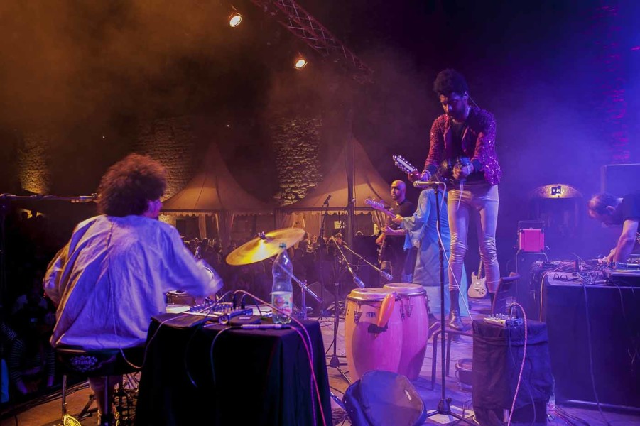 Le groupe Fumaça Preta sur scène au château comtal à la Cité de Carcassonne, lors du festival Convenanza, le 01 octobre 2016.