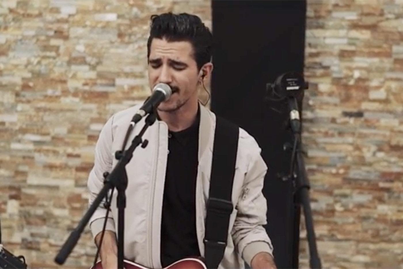 Estrenamos en exclusiva el vídeo de "Luznegra" de Bravo Fisher!