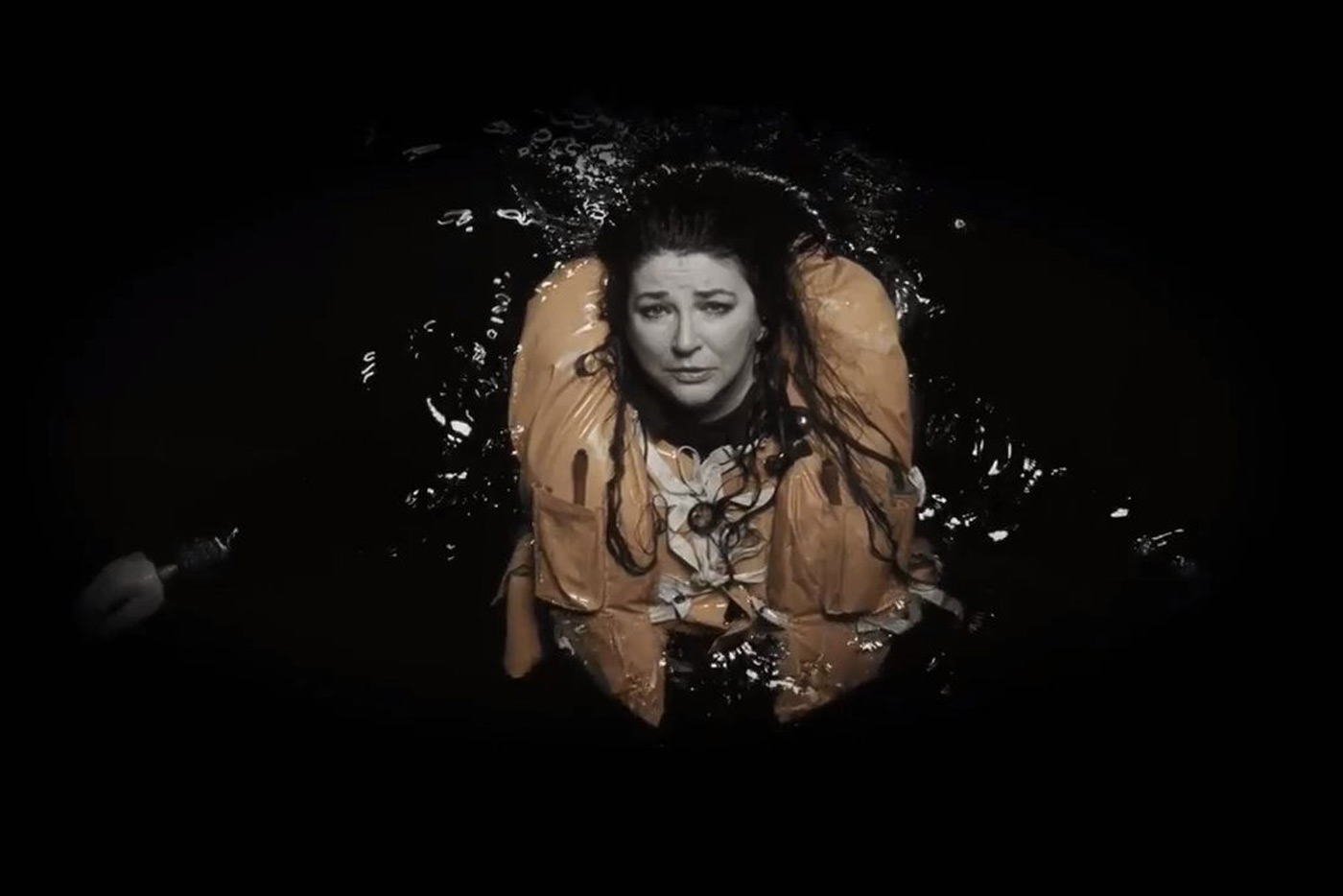 Kate Bush naufraga en el vídeo de "And Dream Of Sheep"