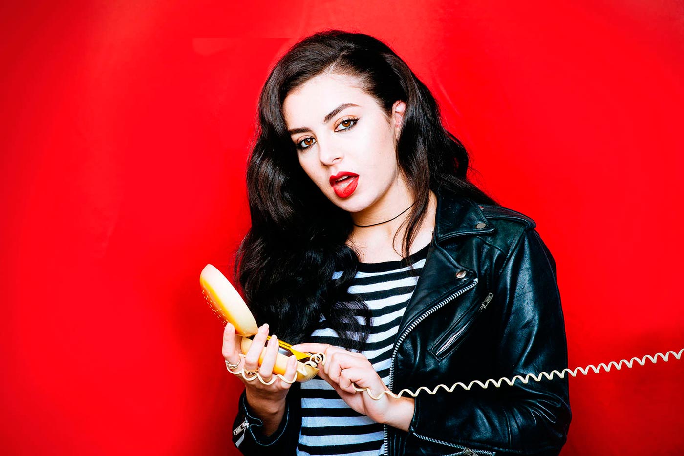 Charli XCX estrena tres temas del tirón